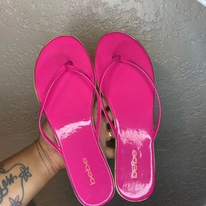 Flat sandals